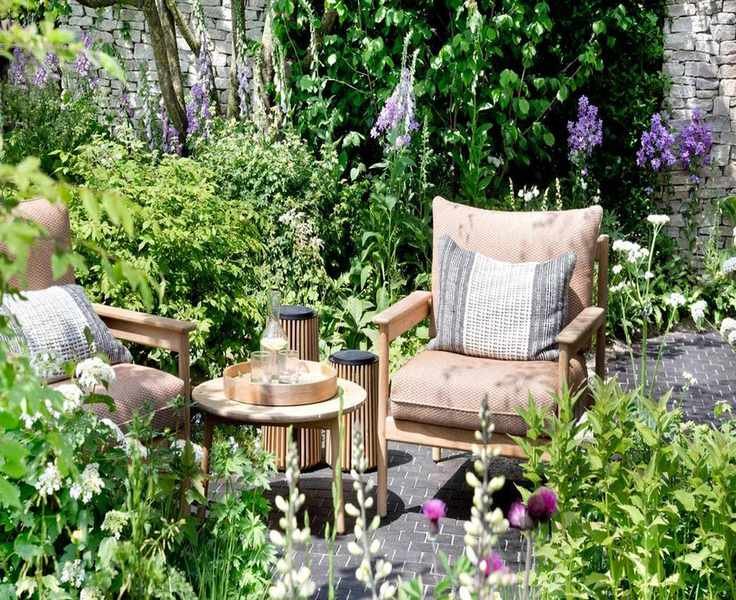 8 Expert Tips to Create the Illusion of a Bigger Courtyard Garden