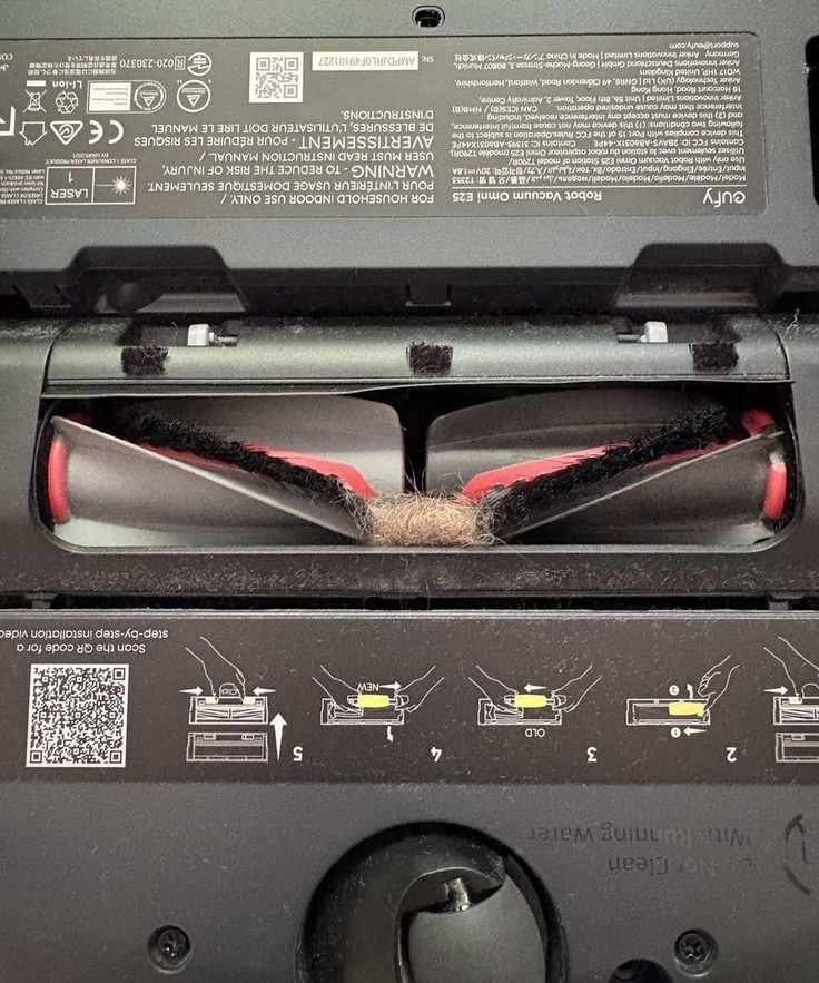 The eufy Omni E25 dual brushes prevent hair getting tangled