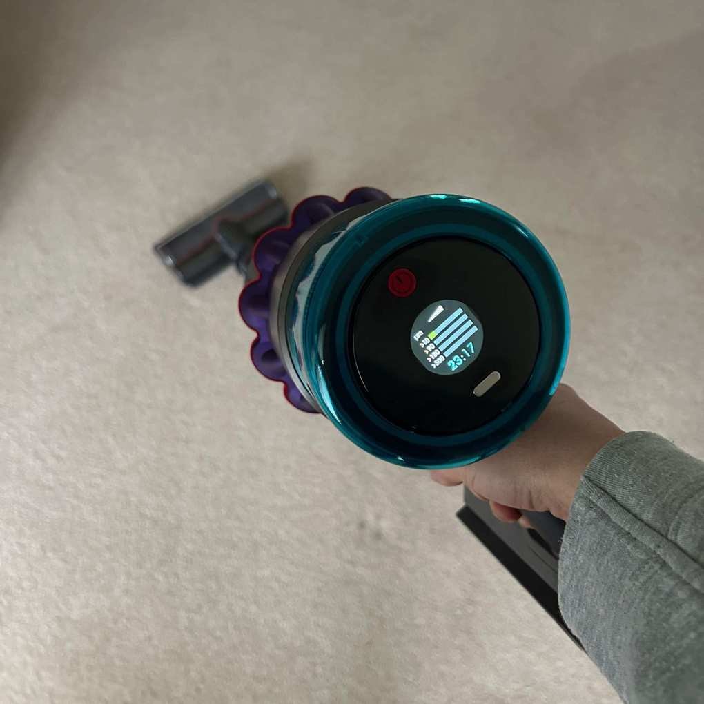 A close up of the LCD screen of the Dyson Gen5detect