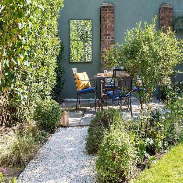 Gravel garden with seating area