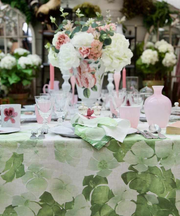 Beautiful tablescape with a large centerpiece