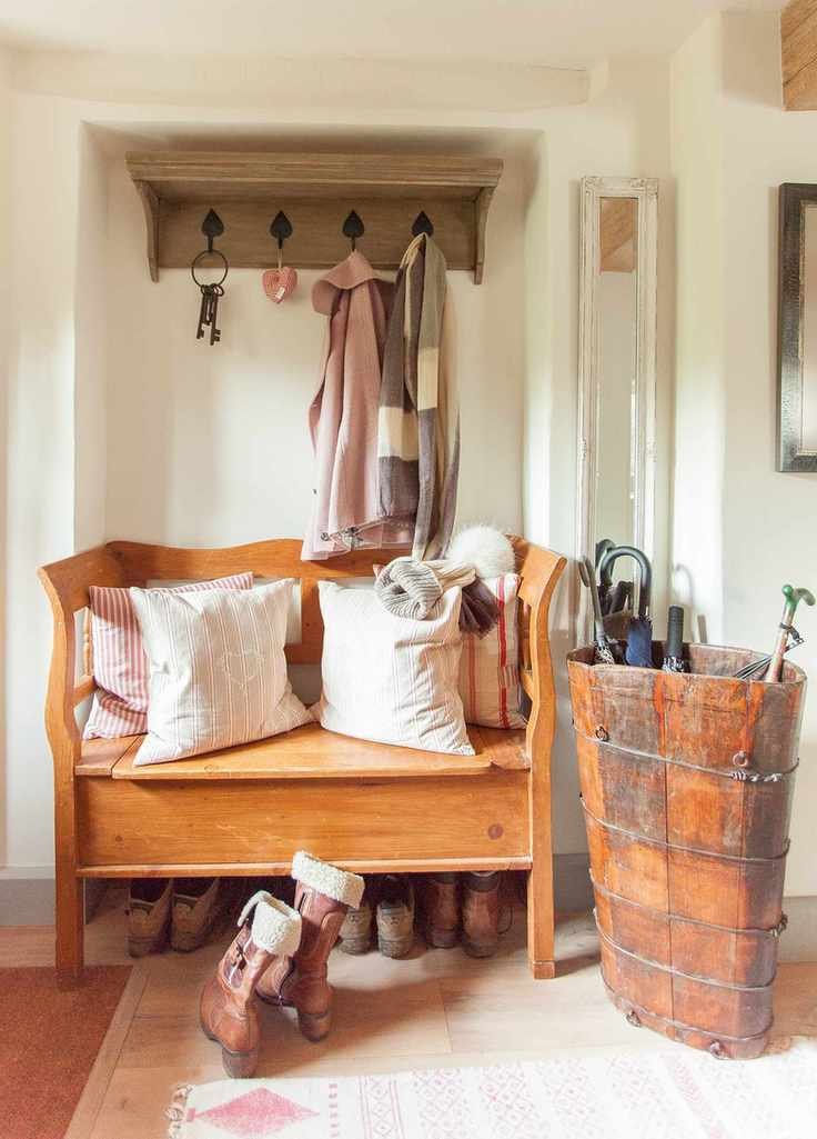 Cottage hallway ideas - entrance with settle and coat pegs in cottage hallway ideas