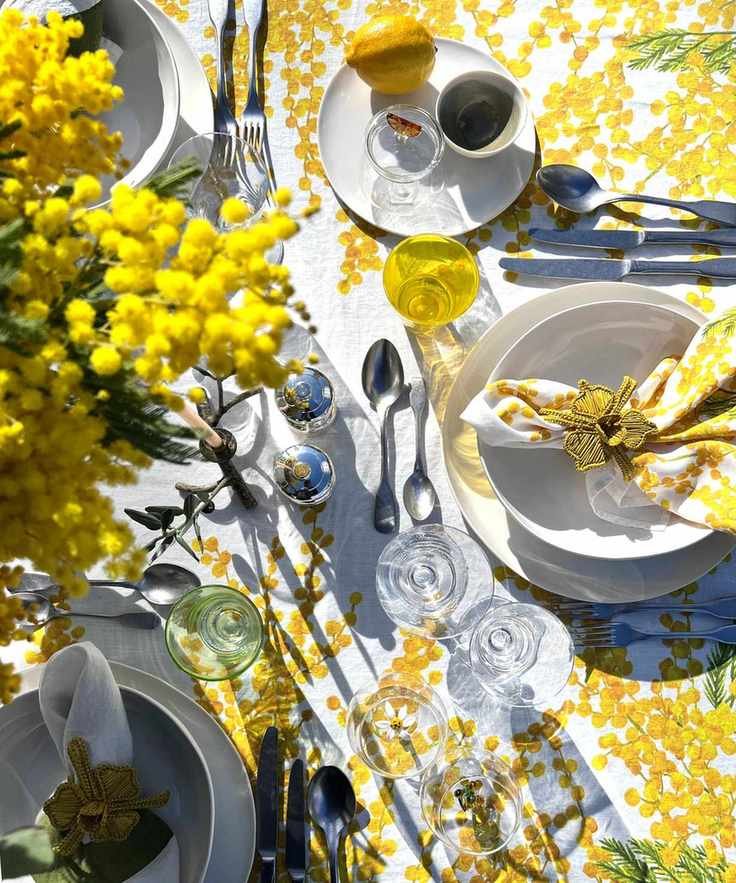 Beautiful tablescape with a large centerpiece