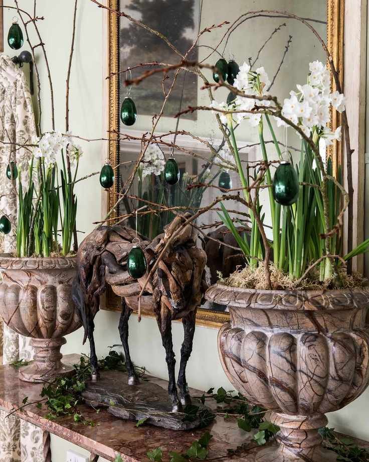 Pair of urns filled with paperwhites