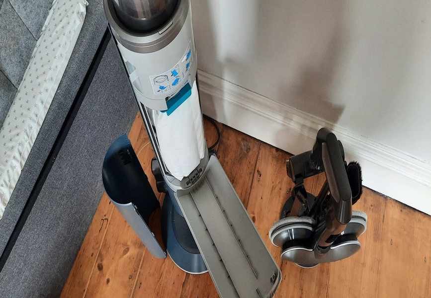 Emptying the bag of the Samsung Bespoke Jet