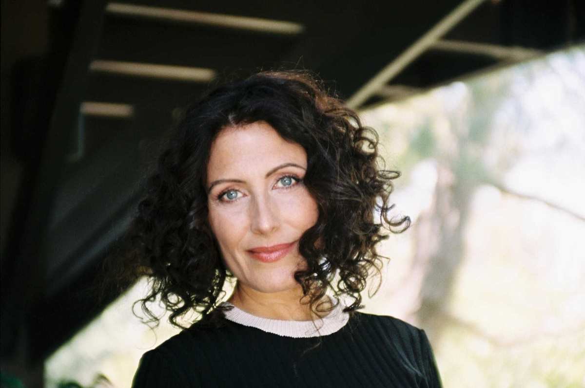 Lisa Edelstein Embraces Creative Passion in Art and Acting