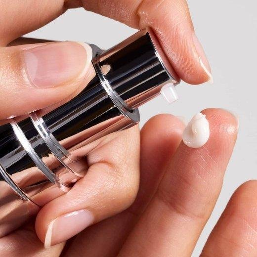 Image of iS Clinical Daily Dynamic Hydrator being applied on the finger