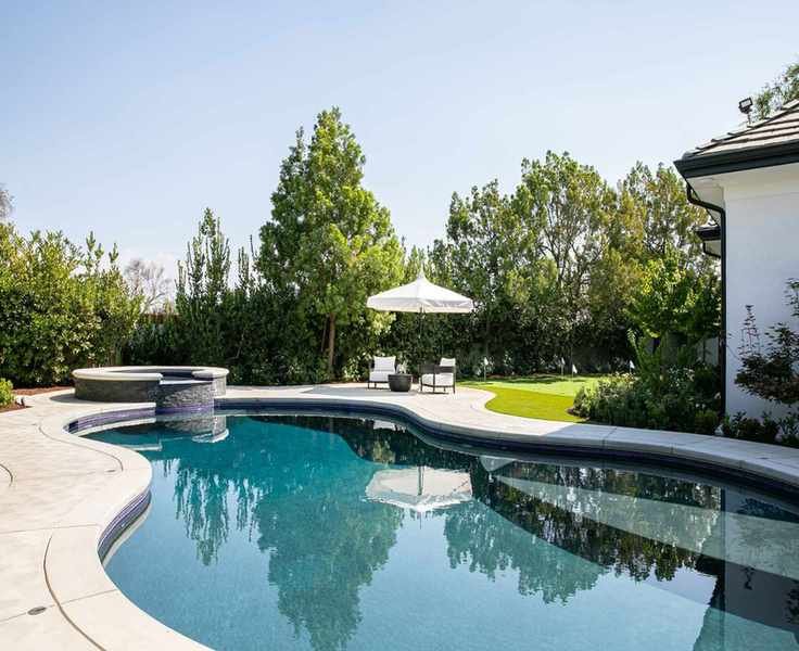Creative Pool Landscaping Ideas: Materials, Plants, and Lighting Tips