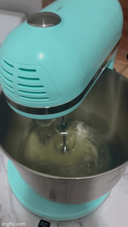 Delish by Dash stand mixer making meringues