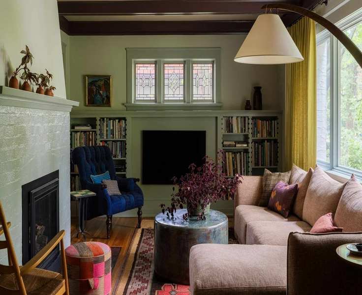 green living room with pink sofa and ceiling beams