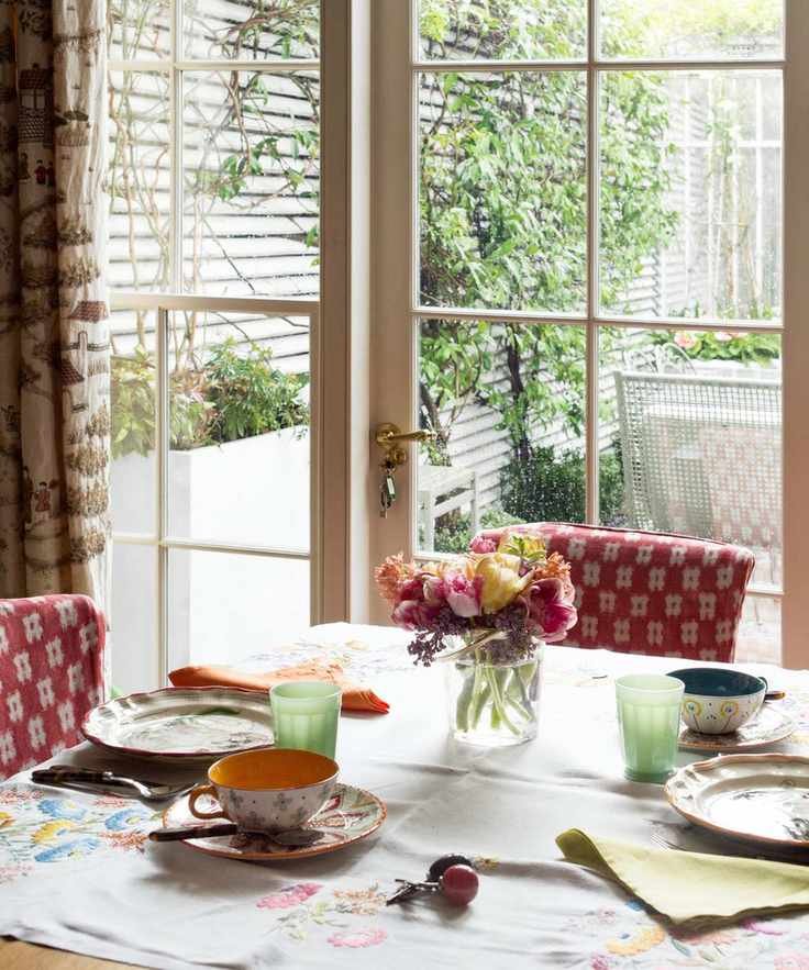 Dining room with a stylish table setting