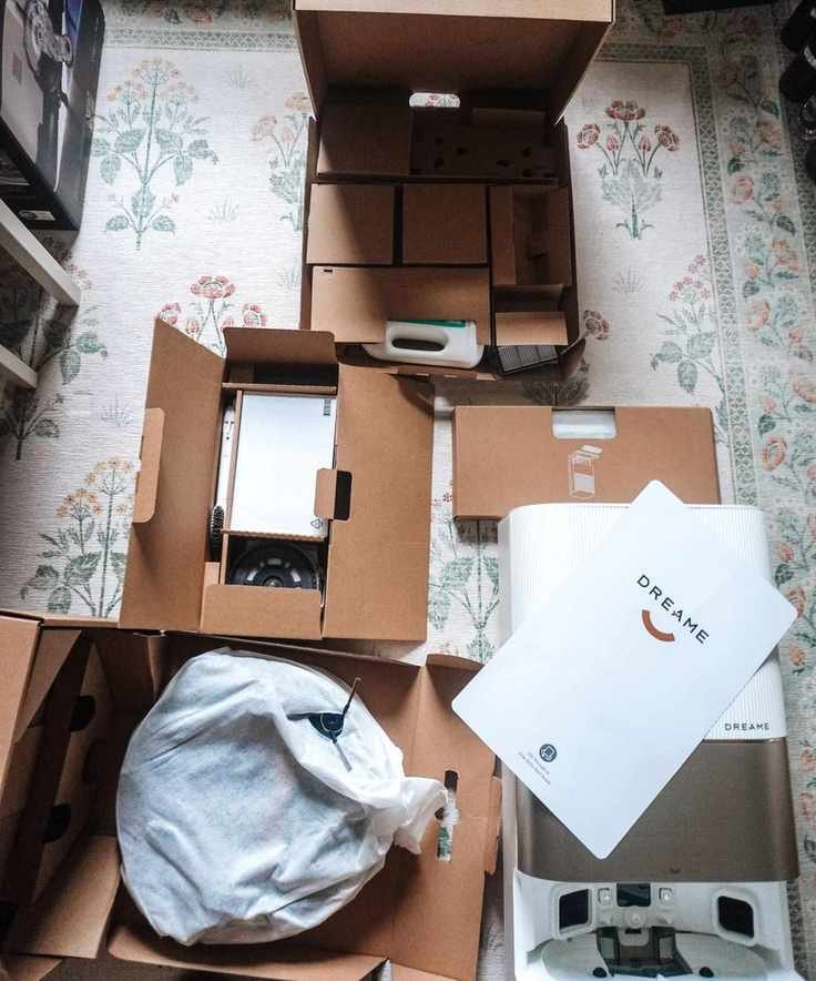 Dreame X50 Ultra cardboard packaging, a white base station, and an instruction manual
