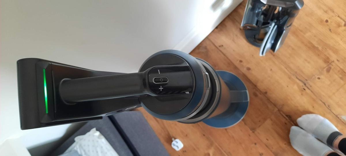 Charging the Samsung Bespoke Jet