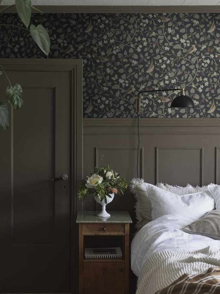 Dark floral borastapeter SÄNGFÅGLAR wallpaper in bedroom
