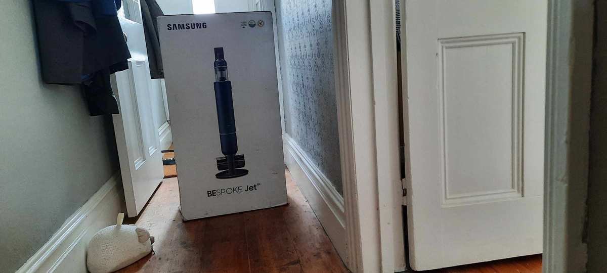 Arrival of the Samsung Bespoke Jet in hallway