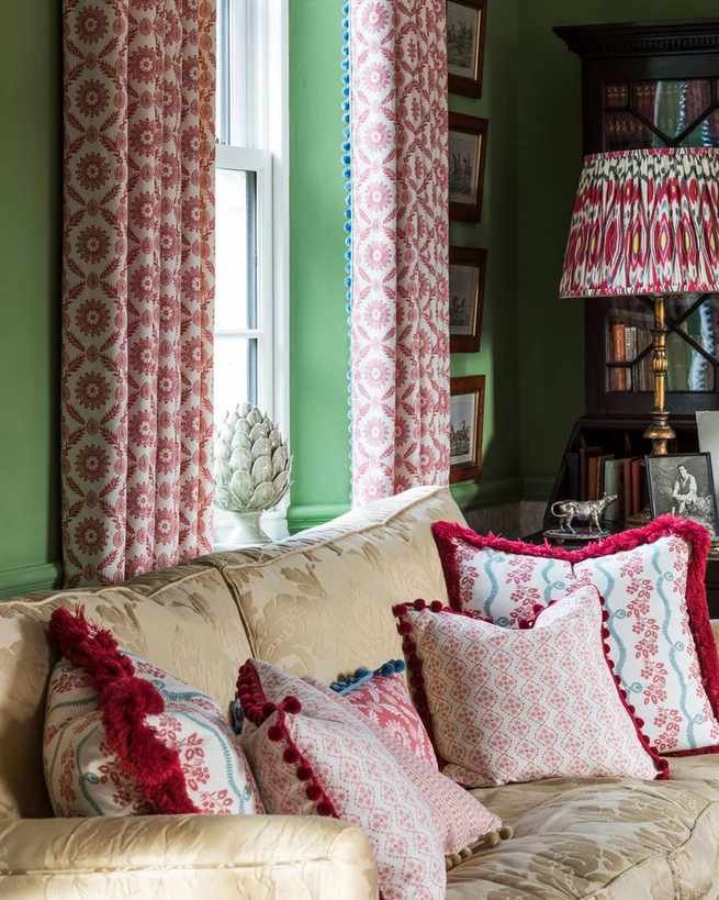 A living room with pattern in the wallpaper: how to mix patterns
