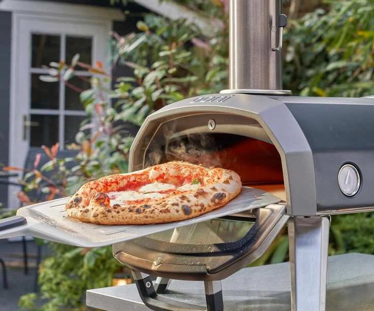 Making a pizza in the Ooni Karu 12G