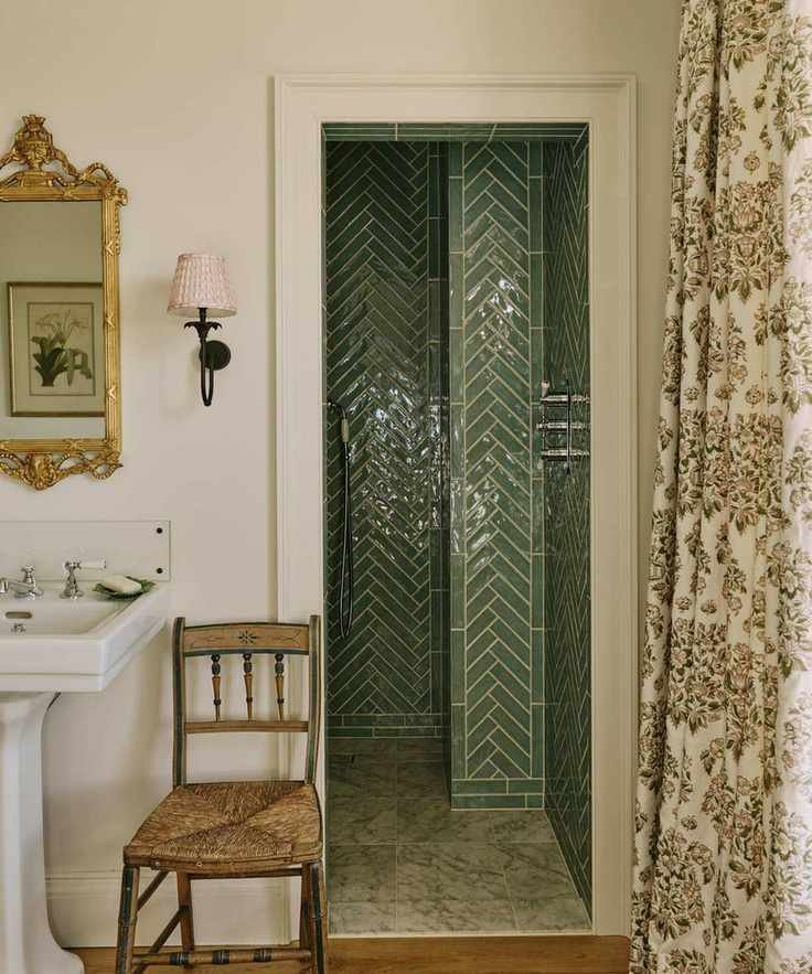 A broken plan bathroom with a shower integrated into an existing niche