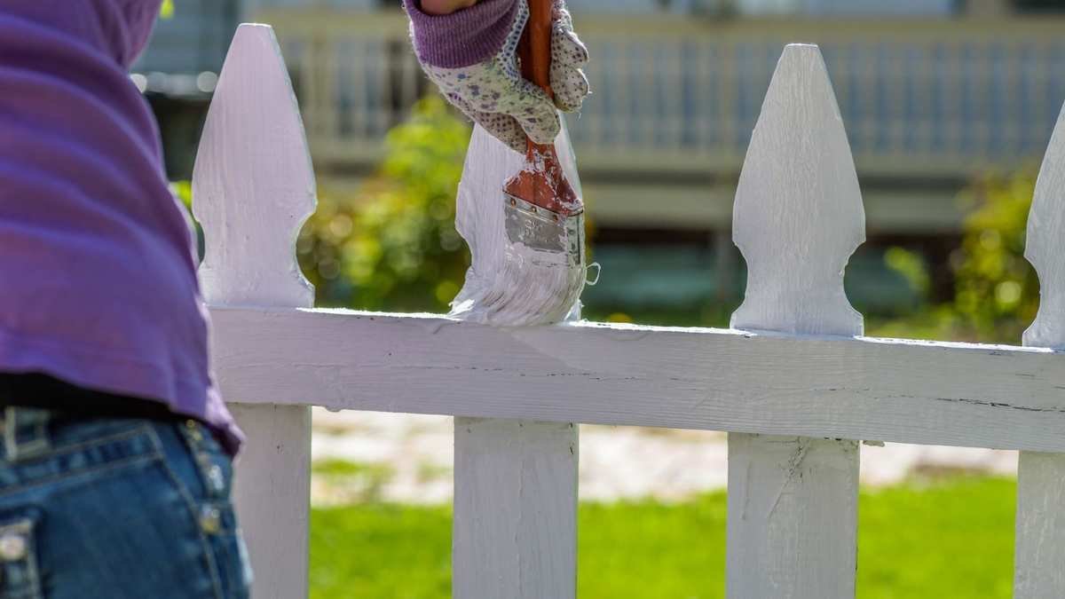 Painting Your Fence: Tips for a Beautiful First Impression
