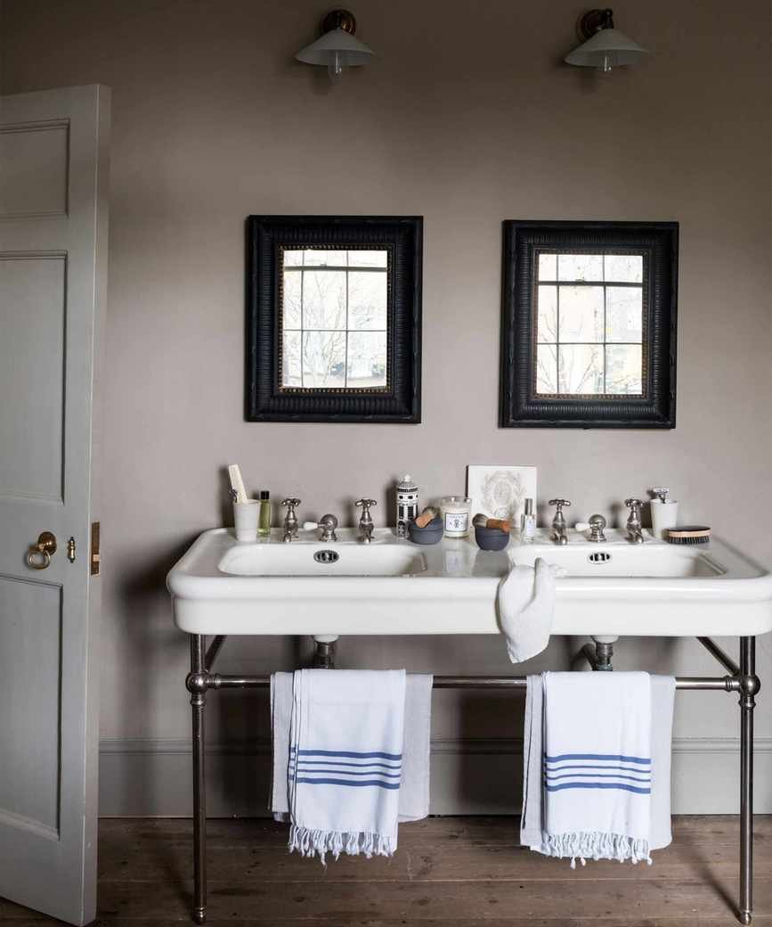 Bathroom with traditional sink and exposed towel rails