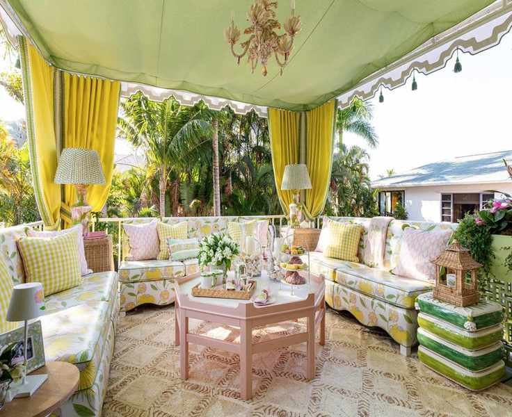 outdoor living room in Palm Beach