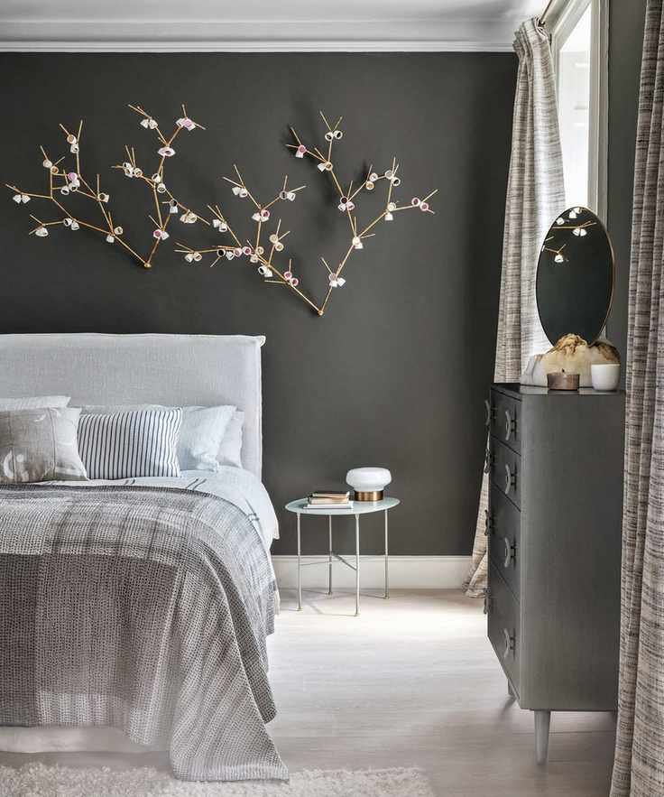 Natural highlights in a grey bedroom