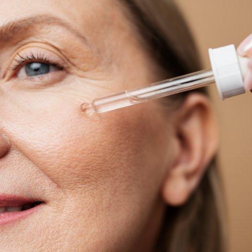 Image of model applying Retinol to their face
