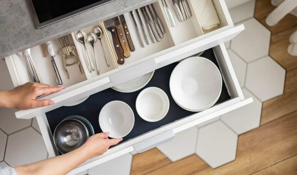 10 Creative Ways to Organize Plates in Your Kitchen Efficiently