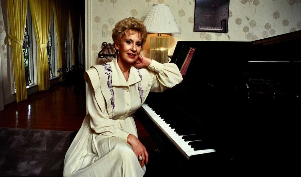 Black and Gray: Tammy Wynette's '80s Living Room Shows Chic Pairing