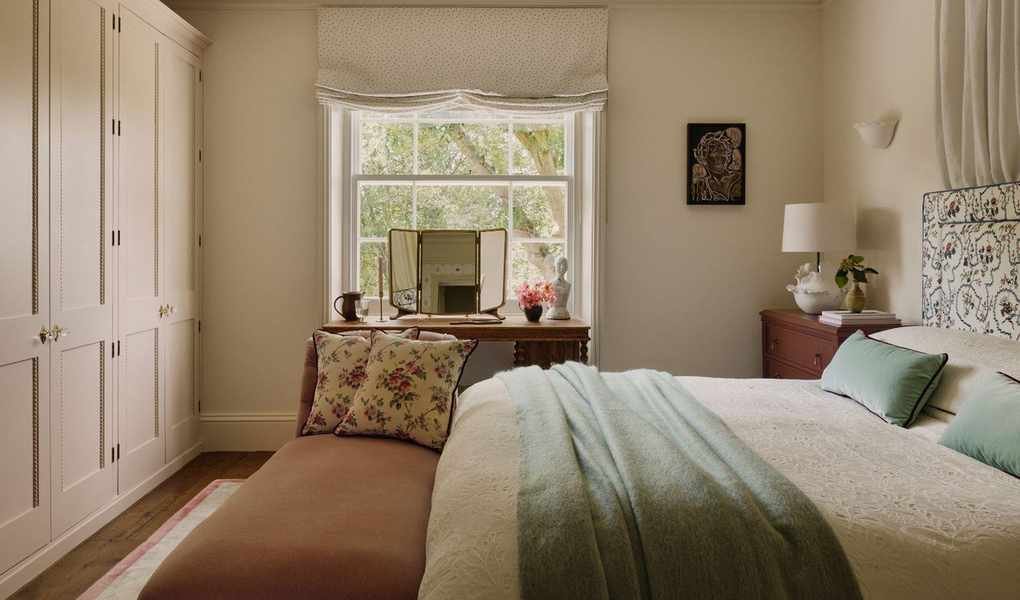 Maximize Style and Storage: Creative Ideas for Your Bedroom's Foot Space