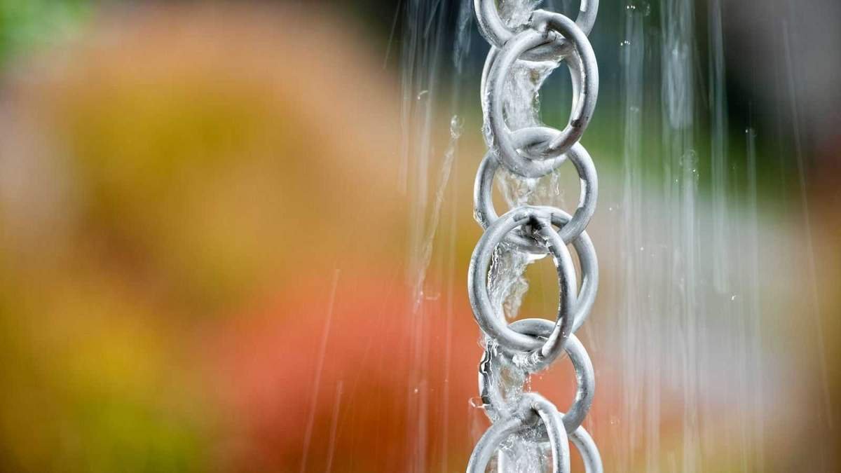 Rain Chains vs. Downspouts: Which is the Better Choice?