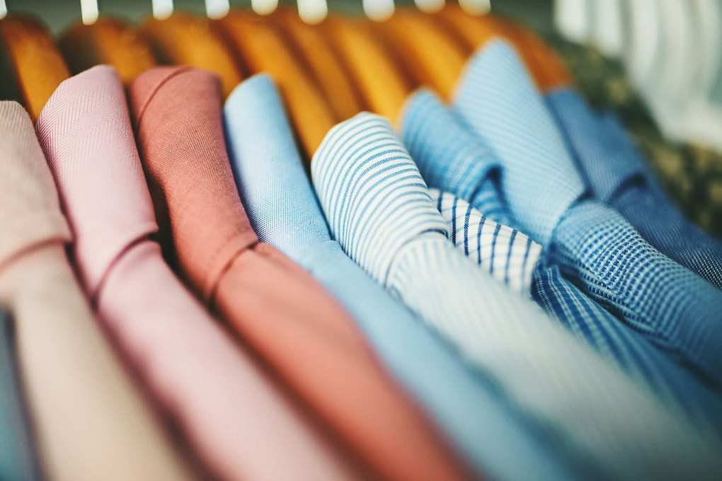 Organizing a small closet – 10 ways to keep clothing neat in a compact space