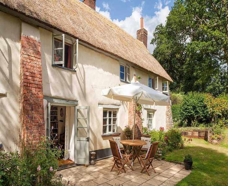 cottage patio ideas chipperfield thatch cottage Bruce Hemming patio with alfresco dining table