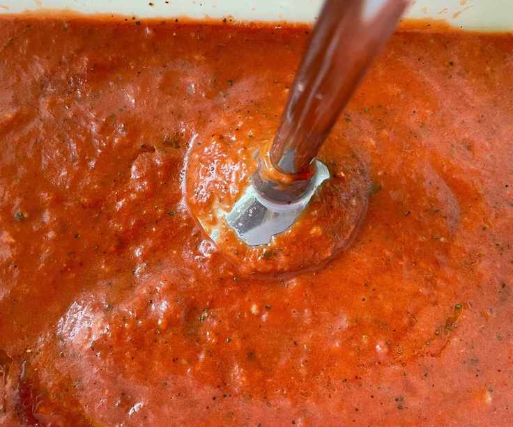 Tomato sauce made in the Bamix immersion blender