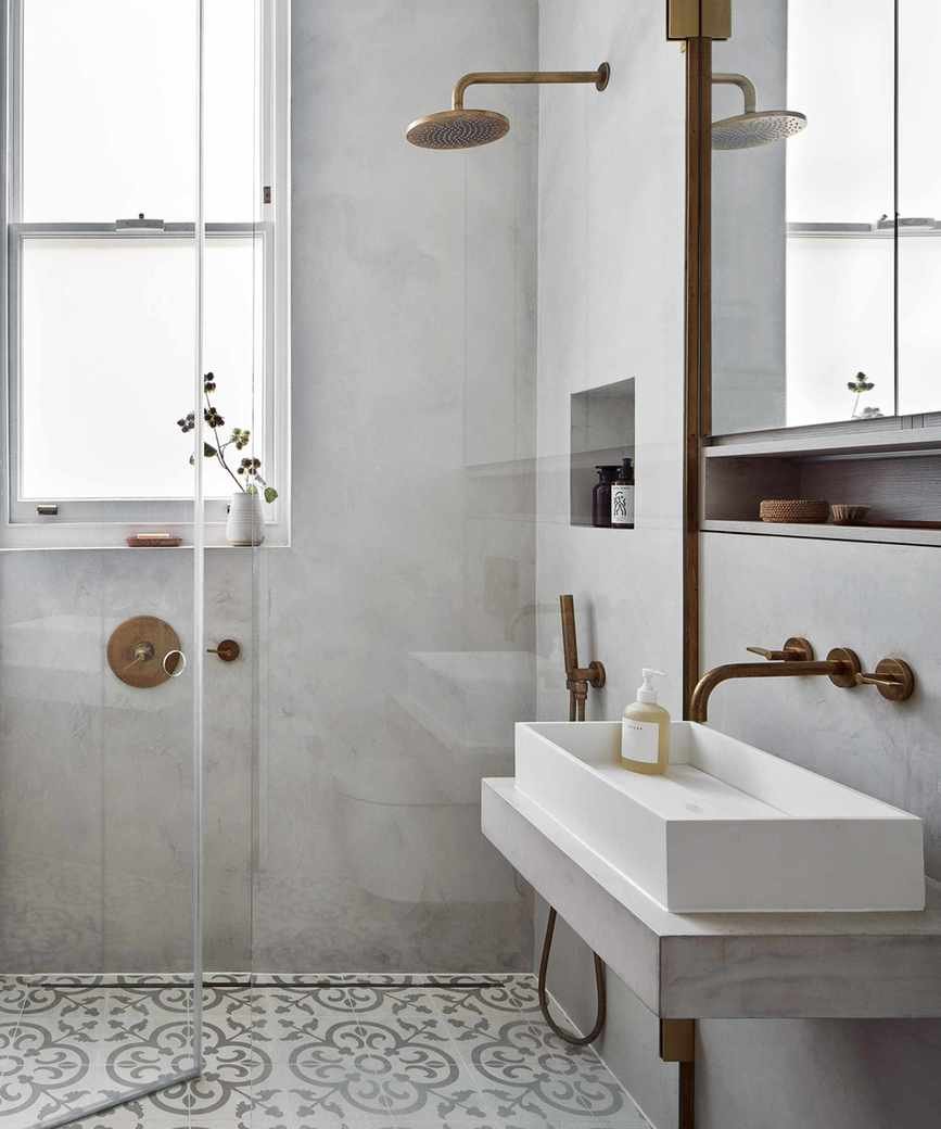 A wet room design featuring smooth walls and a frameless screen.