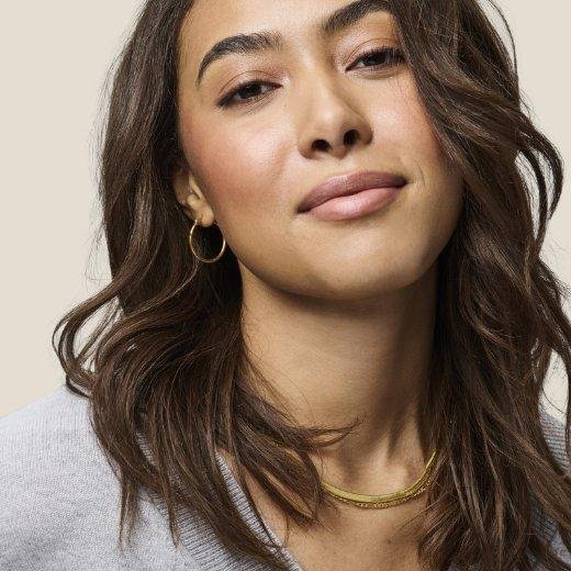 Woman with long, flowing brunette hair after using Living Proof No Frizz Instand De-Frizzer Woman with long, flowing brunette hair after using Living Proof No Frizz Instand De-Frizzer